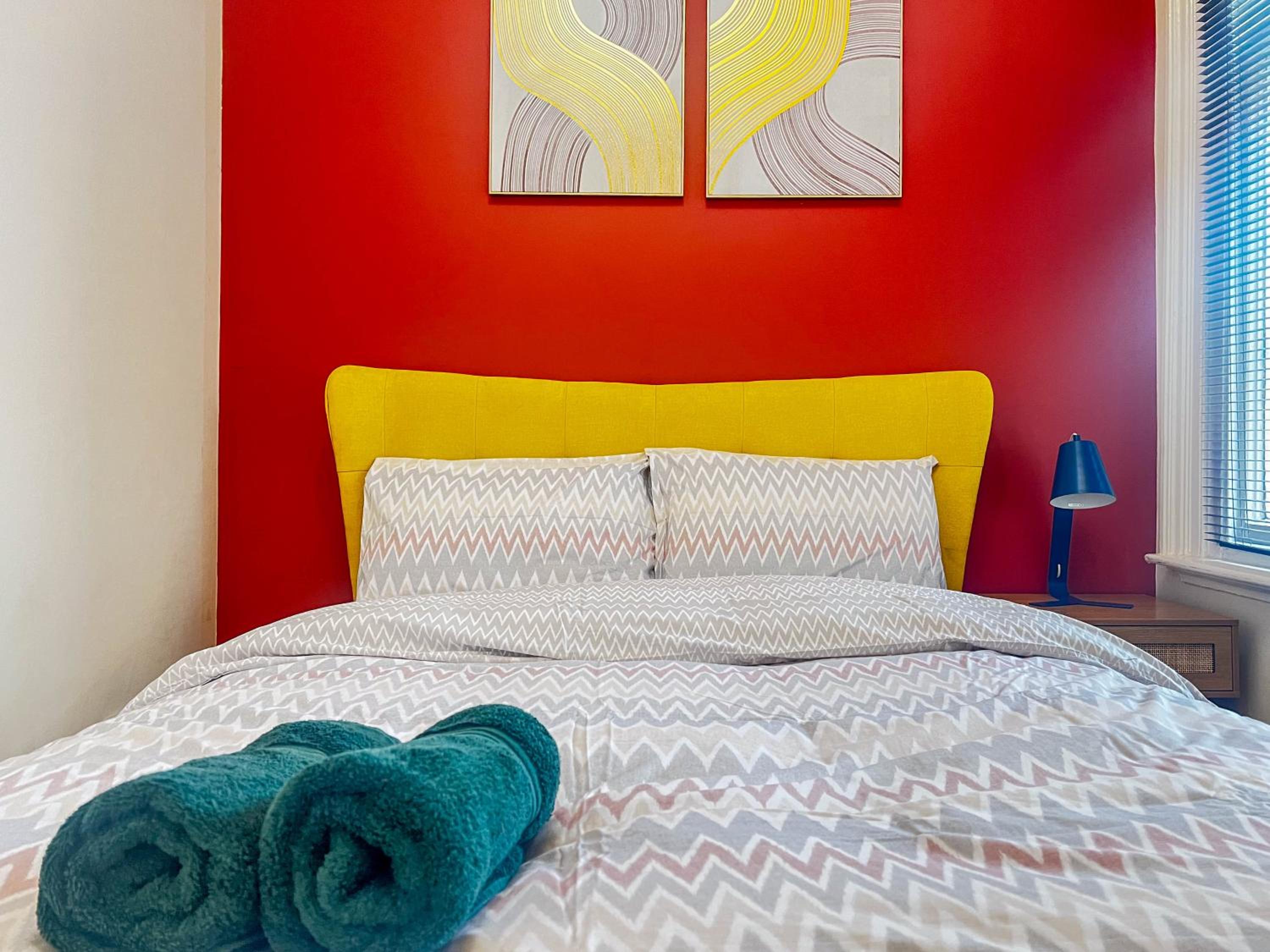 Hallam Sleek Central Apartment