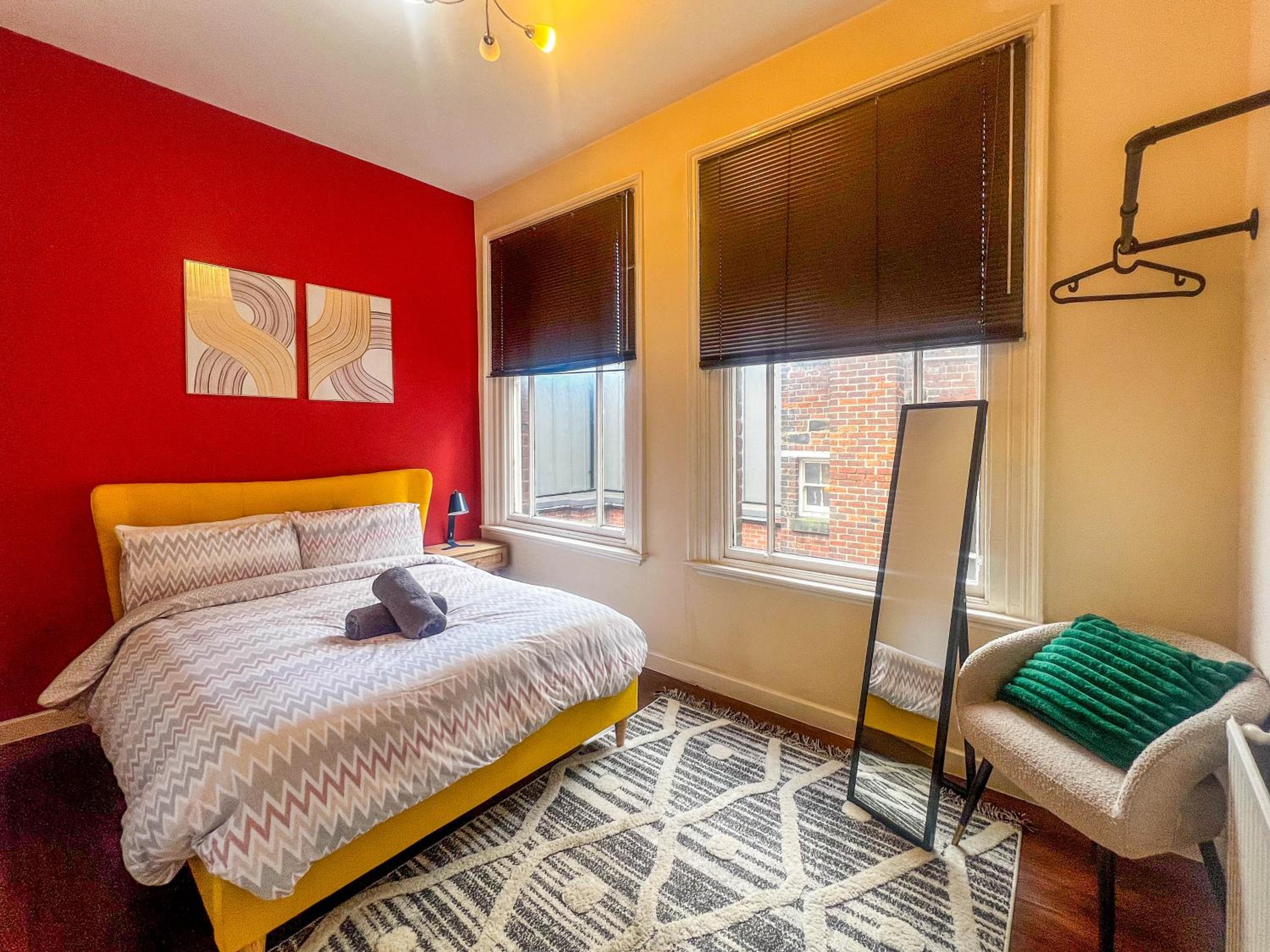 Hallam Sleek Central Apartment