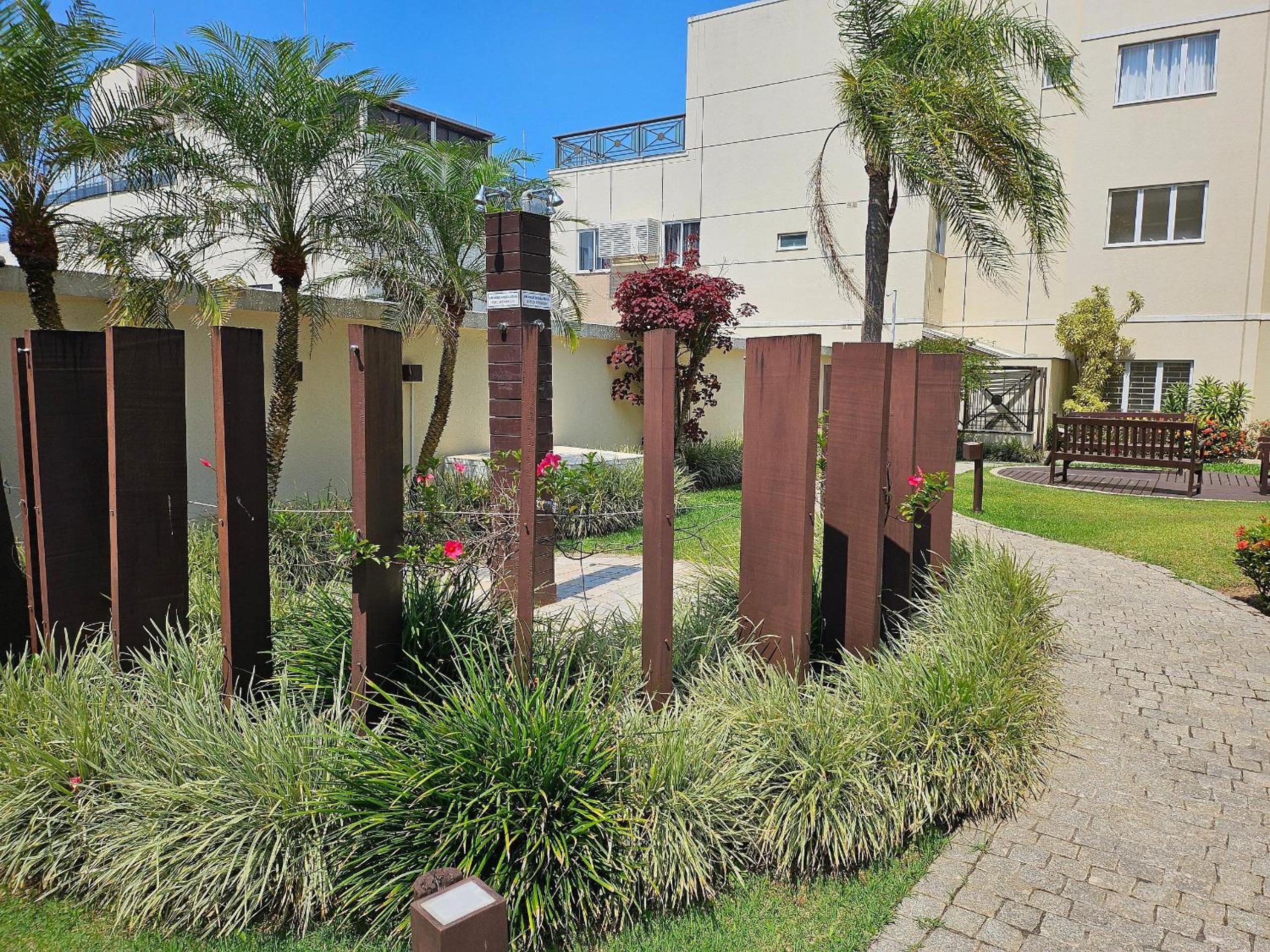 Apartamento com 3 dormitórios, localizado a 100 metros do mar de Bombas