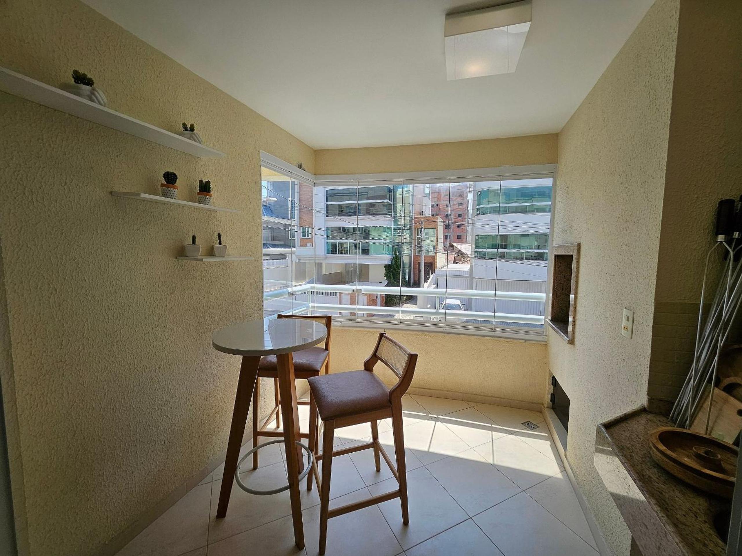 Apartamento com 3 dormitórios, localizado a 100 metros do mar de Bombas
