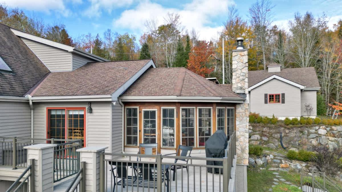 The Vista - Magnificent waterfront beach & hot tub