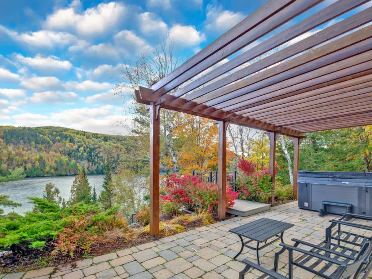 The Vista - Magnificent waterfront beach & hot tub