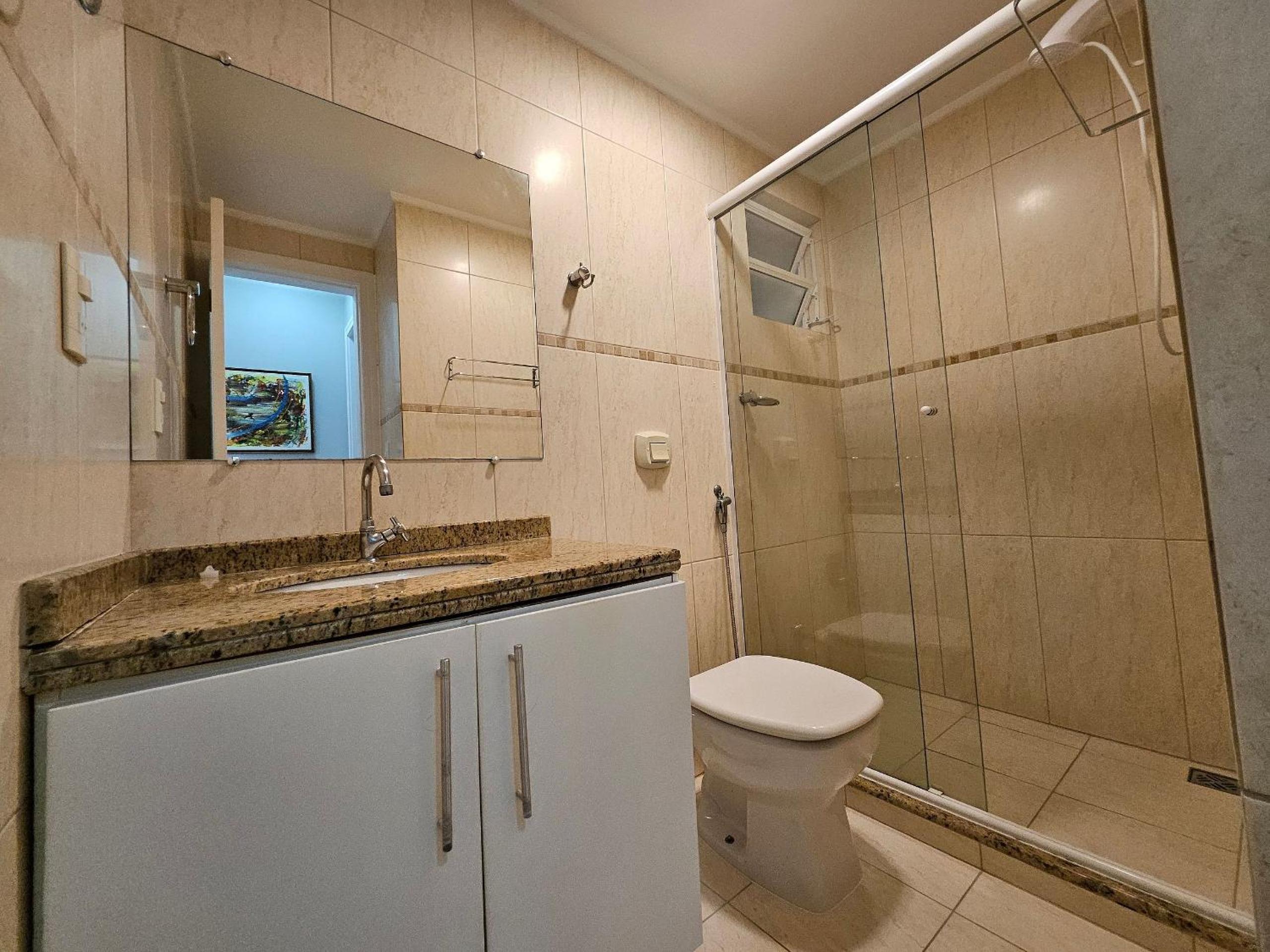 Apartamento com 3 dormitórios, localizado a 100 metros do mar de Bombas