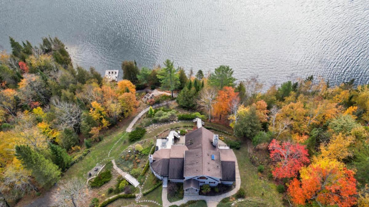 The Vista - Magnificent waterfront beach & hot tub