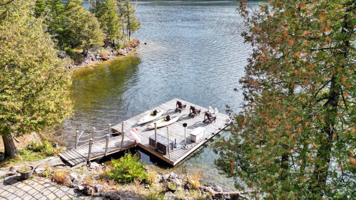 The Vista - Magnificent waterfront beach & hot tub