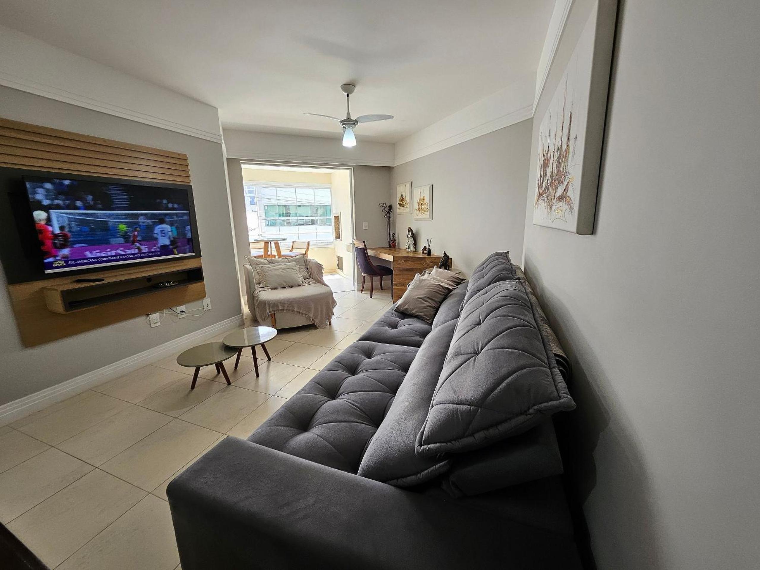 Apartamento com 3 dormitórios, localizado a 100 metros do mar de Bombas