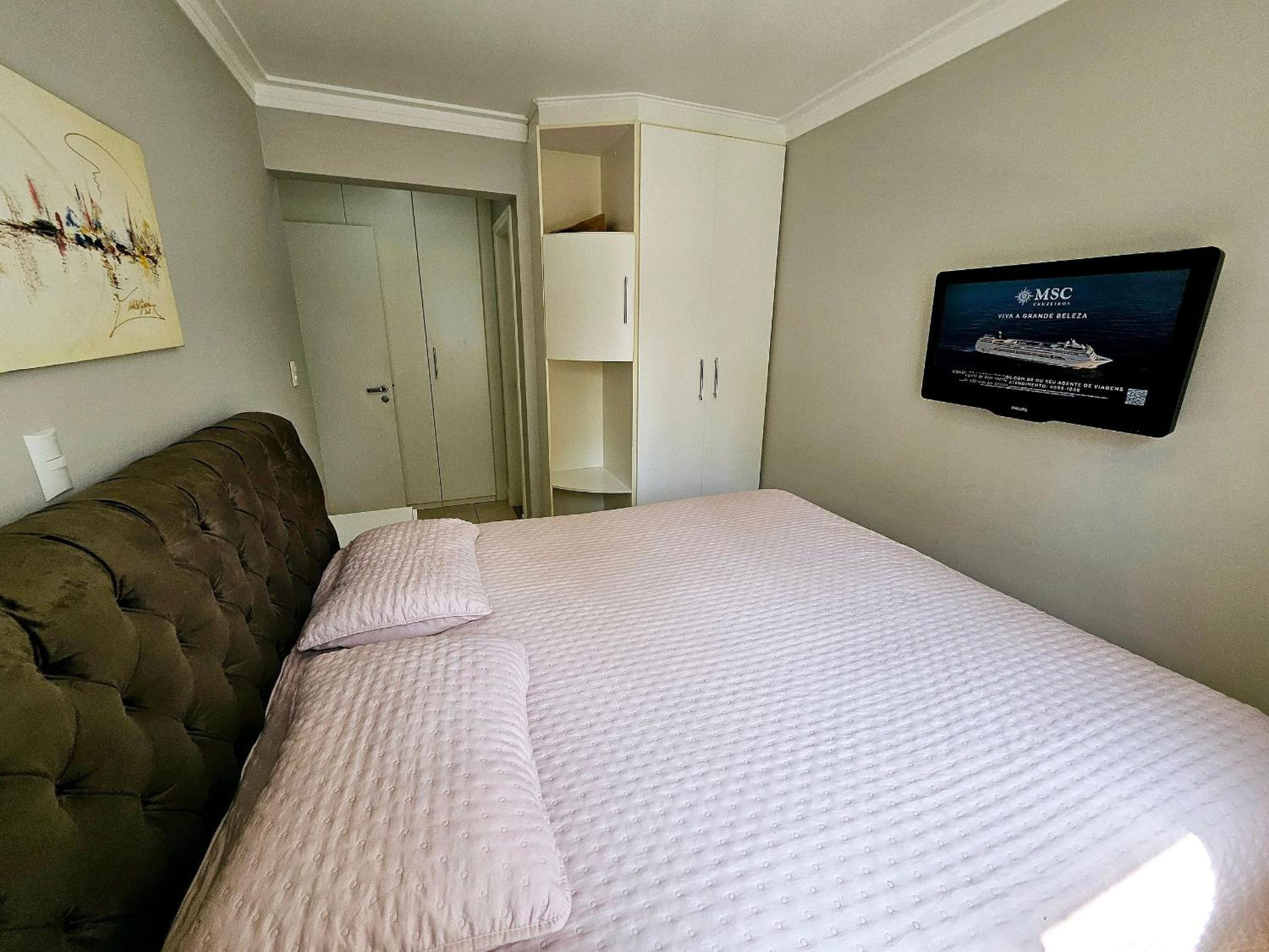 Apartamento com 3 dormitórios, localizado a 100 metros do mar de Bombas