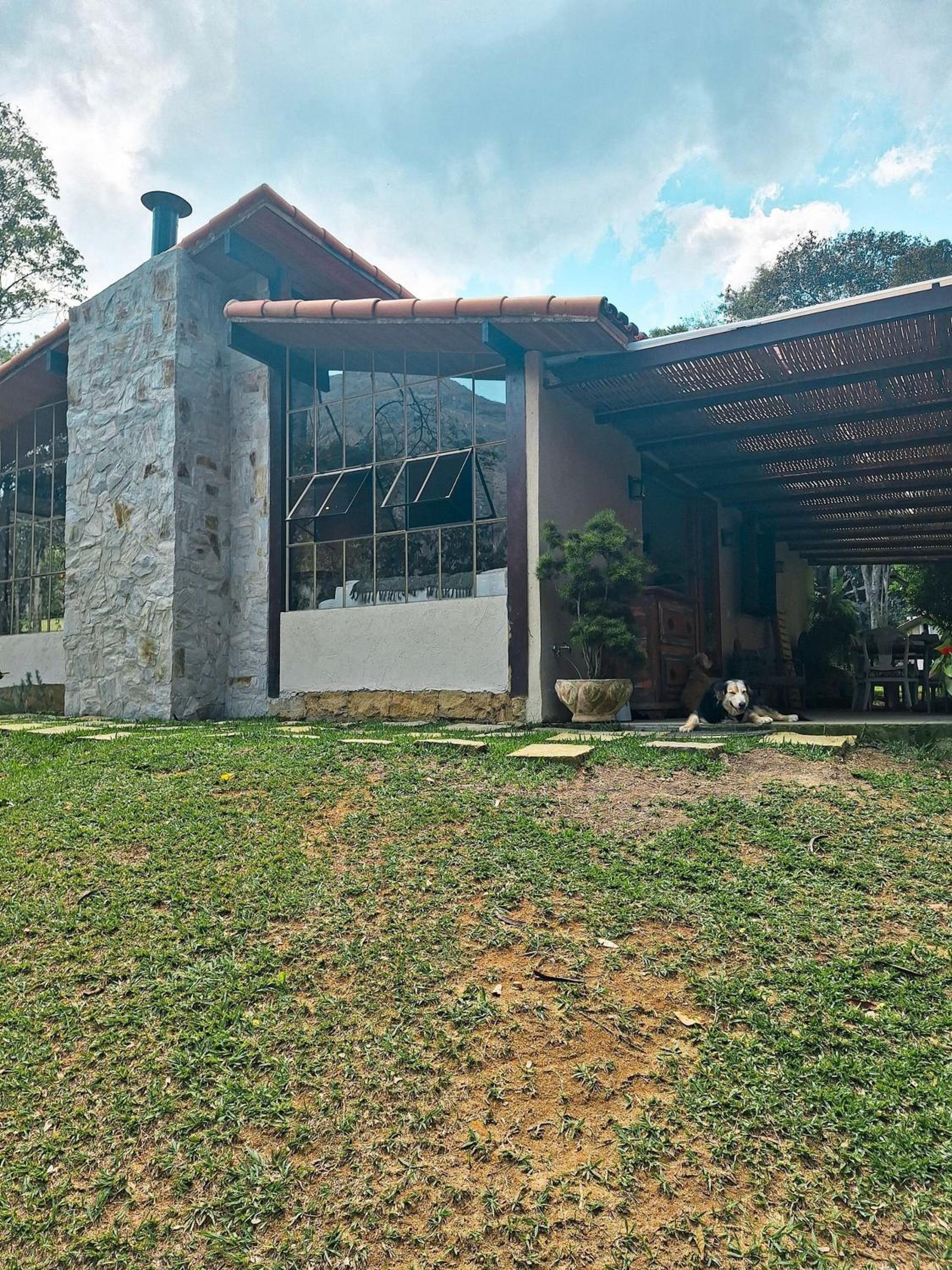 Refúgio em Araras: Seu Encontro Romântico na Serra