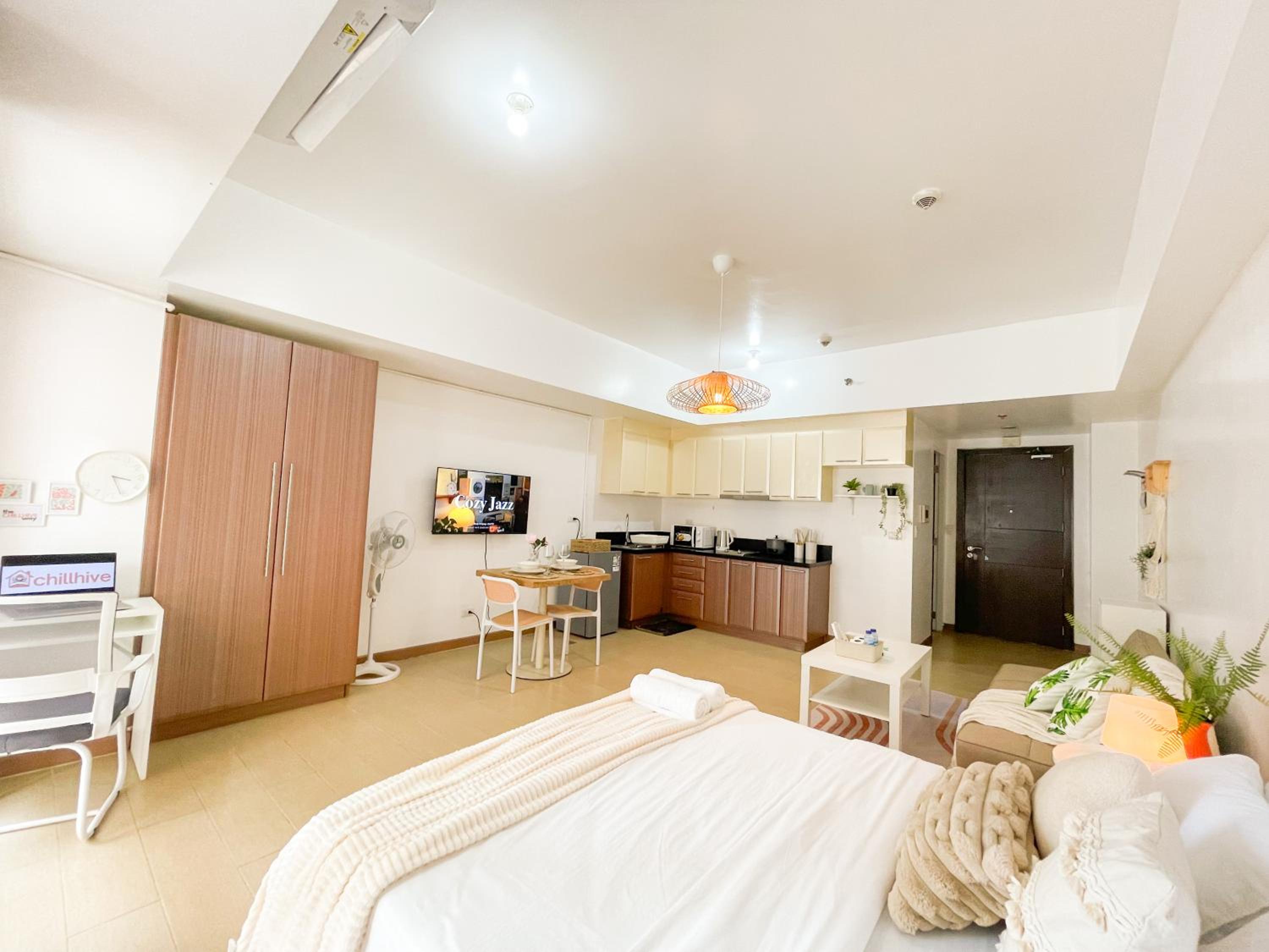 Chic BGC Condo by Grand Canal Mall #vlrtb27b view 3