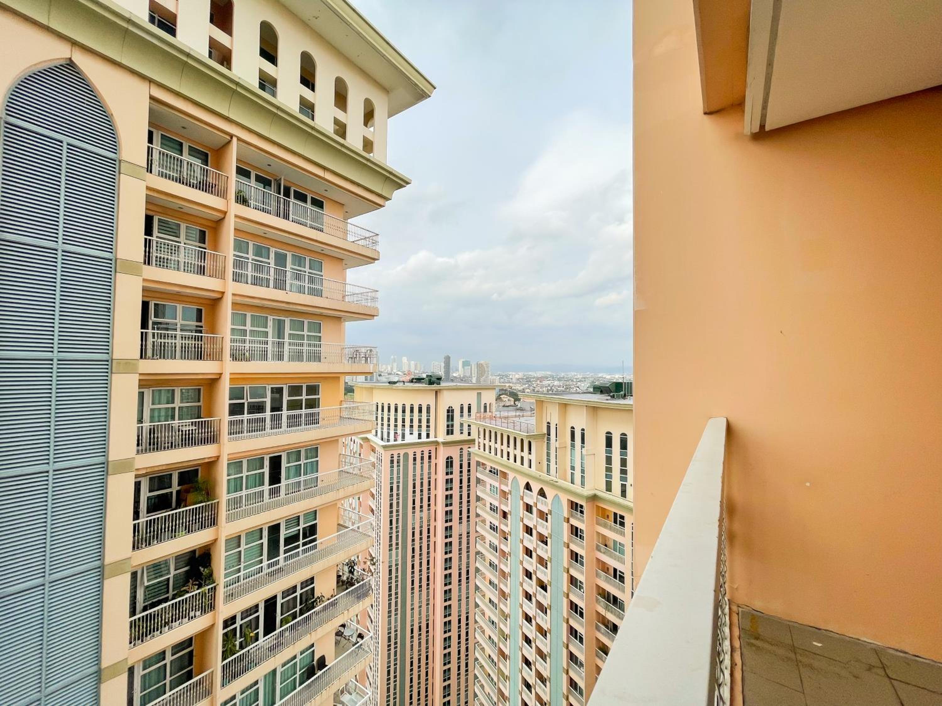Chic BGC Condo by Grand Canal Mall #vlrtb27b view 4