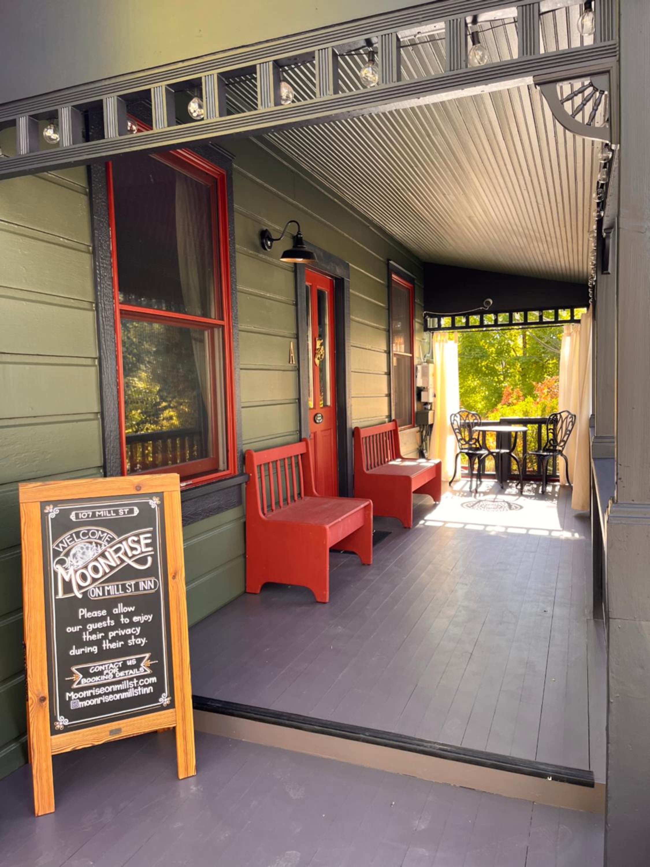 1 bedroom Modern Victorian in heart of downtown view 3