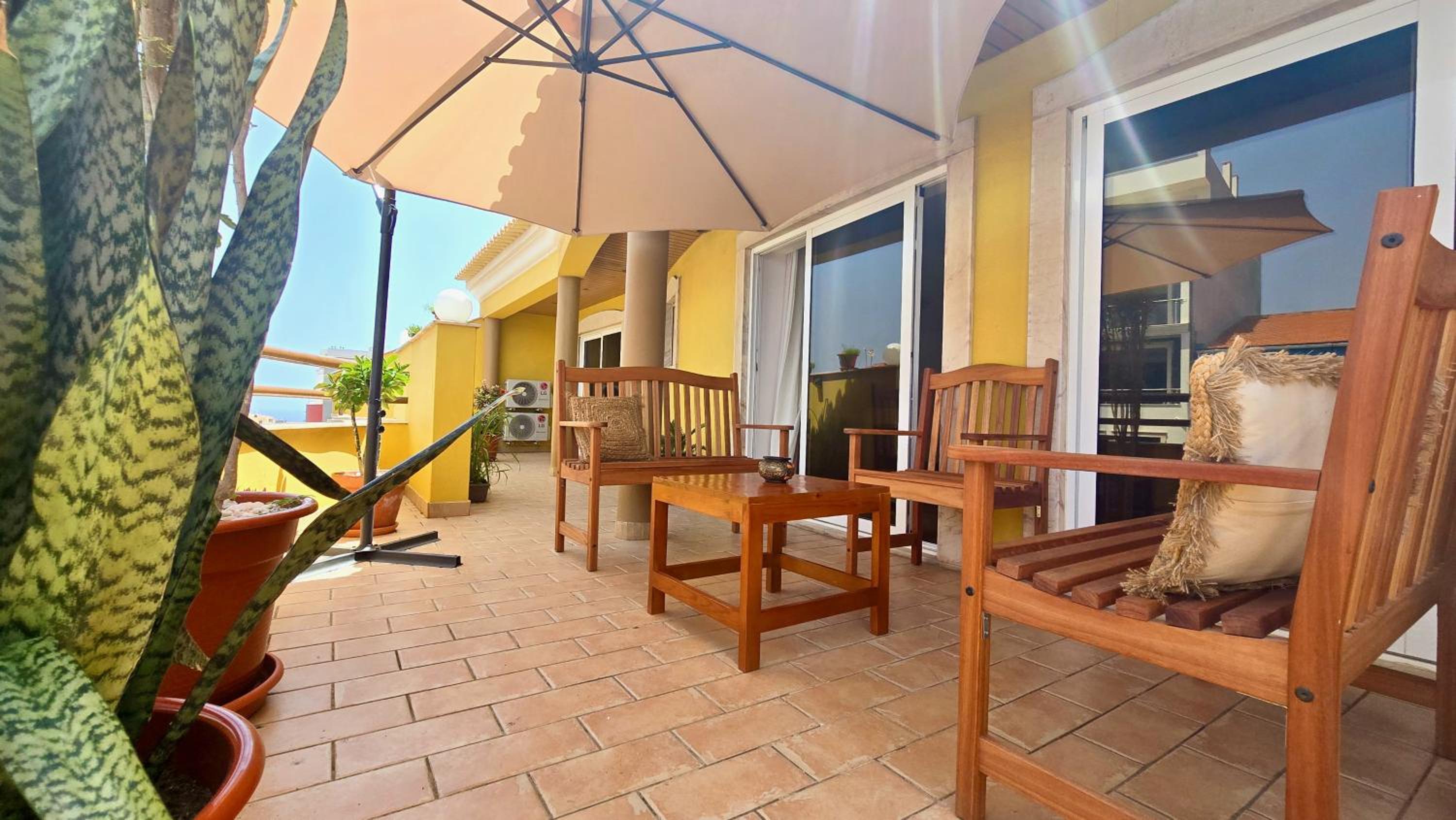 Spacious Penthouse with BBQ and Views