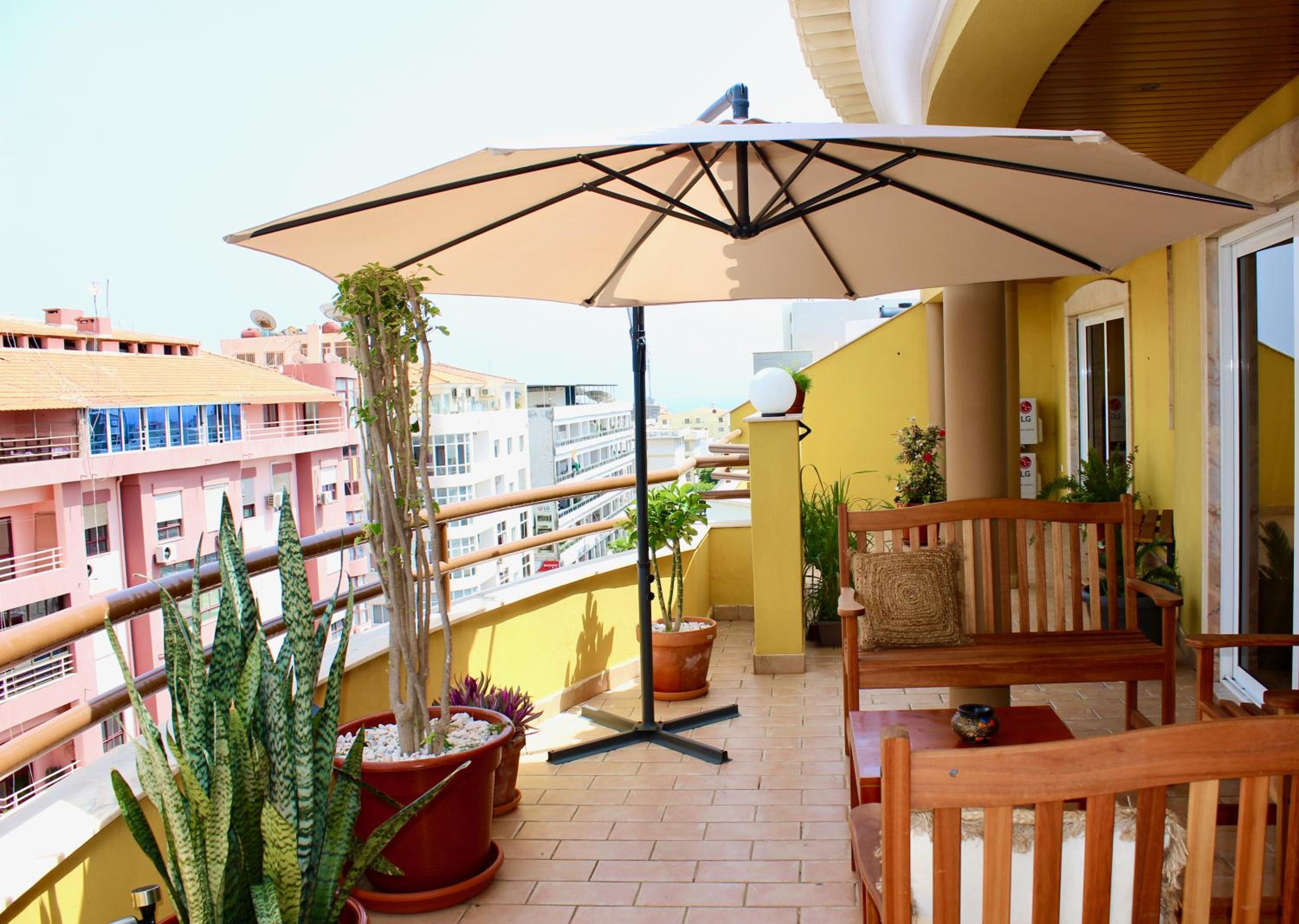 Spacious Penthouse with BBQ and Views