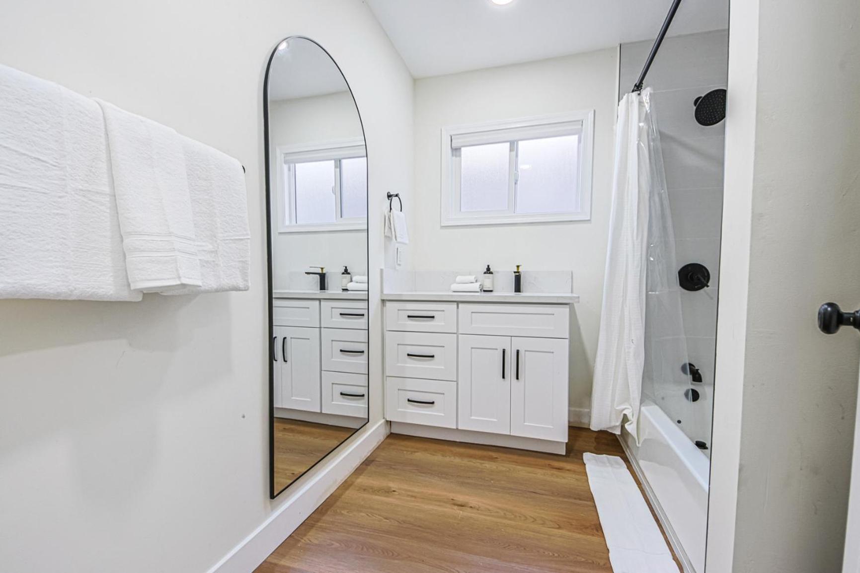 Modern Apartment 2BD 1Bath Apt near USC and Exposition Park