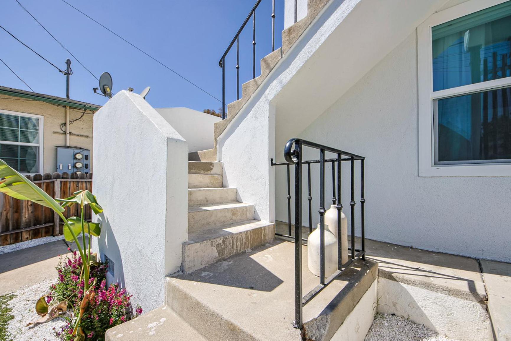 Modern Apartment 2BD 1Bath Apt near USC and Exposition Park