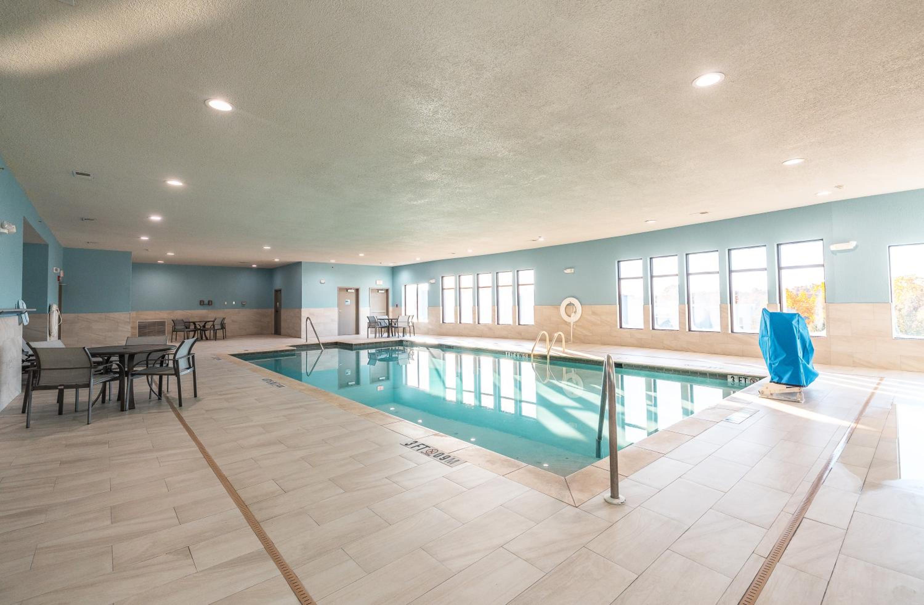 St Robert Vacations - Holiday Inn Express Hotel and Suites Saint Robert, an IHG Hotel - Property Image 5