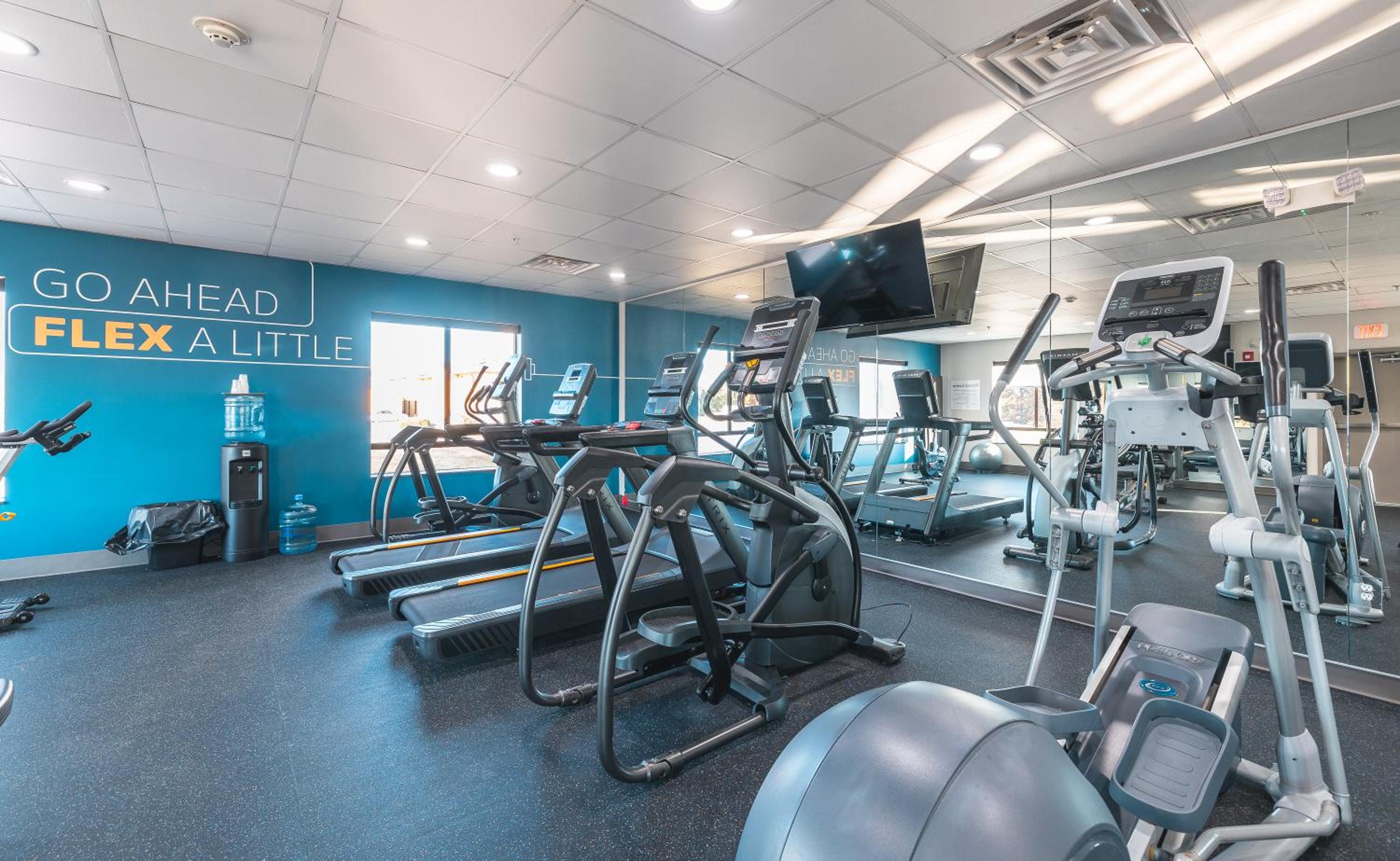 St Robert Vacations - Holiday Inn Express Hotel and Suites Saint Robert, an IHG Hotel - Property Image 2