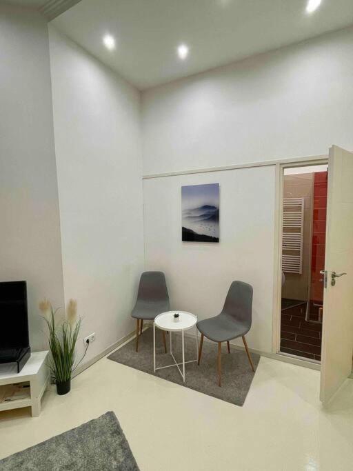 Lovely little downtown studio next to Subway,Metro view 2