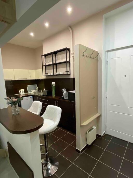 Lovely little downtown studio next to Subway,Metro view 5