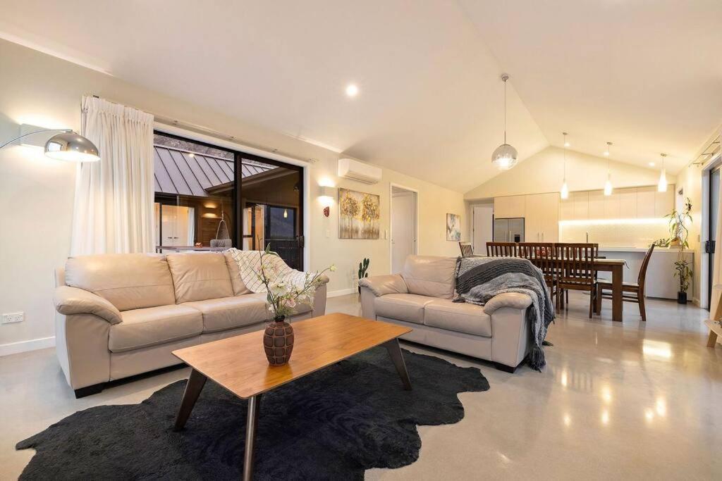 Modern Luxe Jacks Pt living view 2