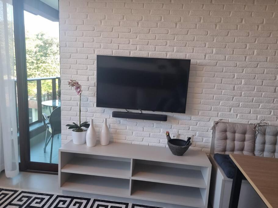 303D Apartamento dois quartos Condomínio Beira Mar