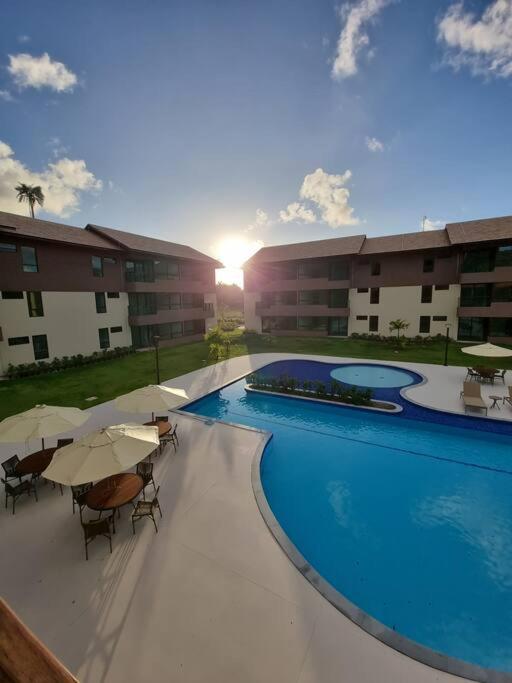 303D Apartamento dois quartos Condomínio Beira Mar