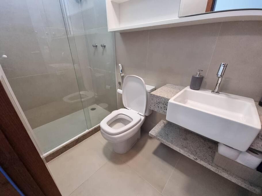303D Apartamento dois quartos Condomínio Beira Mar