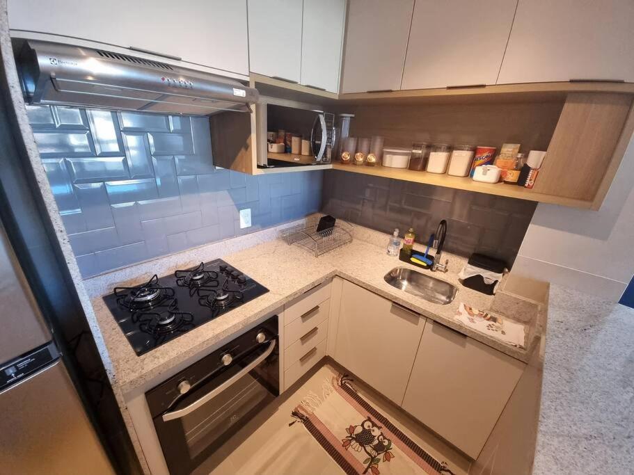 303D Apartamento dois quartos Condomínio Beira Mar