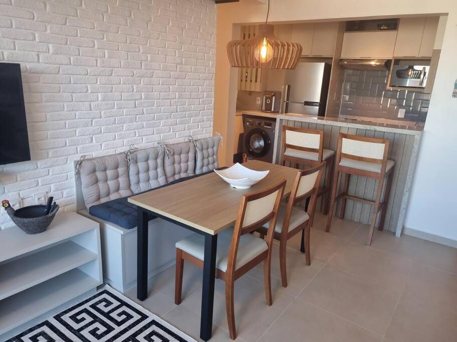 303D Apartamento dois quartos Condomínio Beira Mar