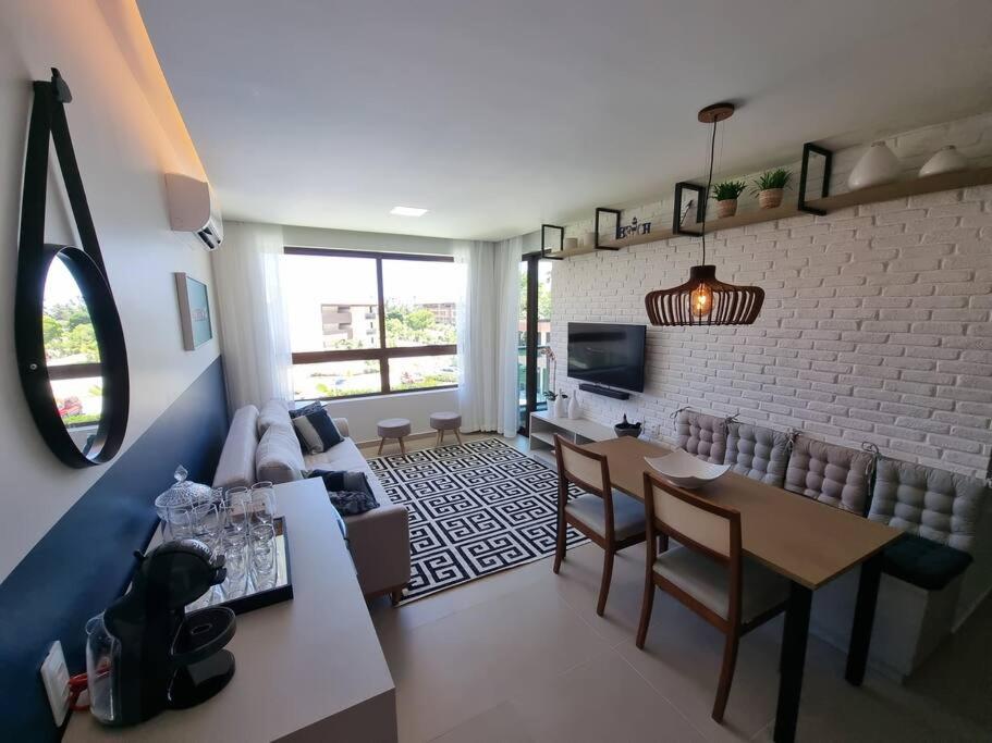 303D Apartamento dois quartos Condomínio Beira Mar