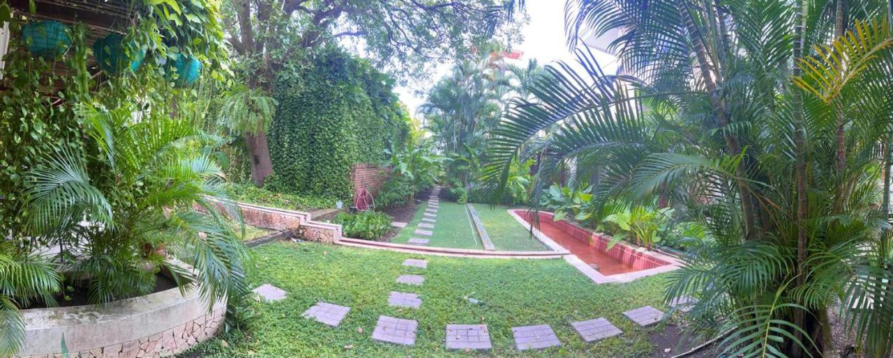 Walled City apt- Rooftop Pool & Private Garden