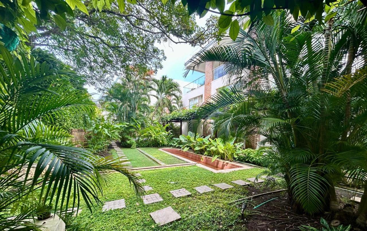 Walled City apt- Rooftop Pool & Private Garden