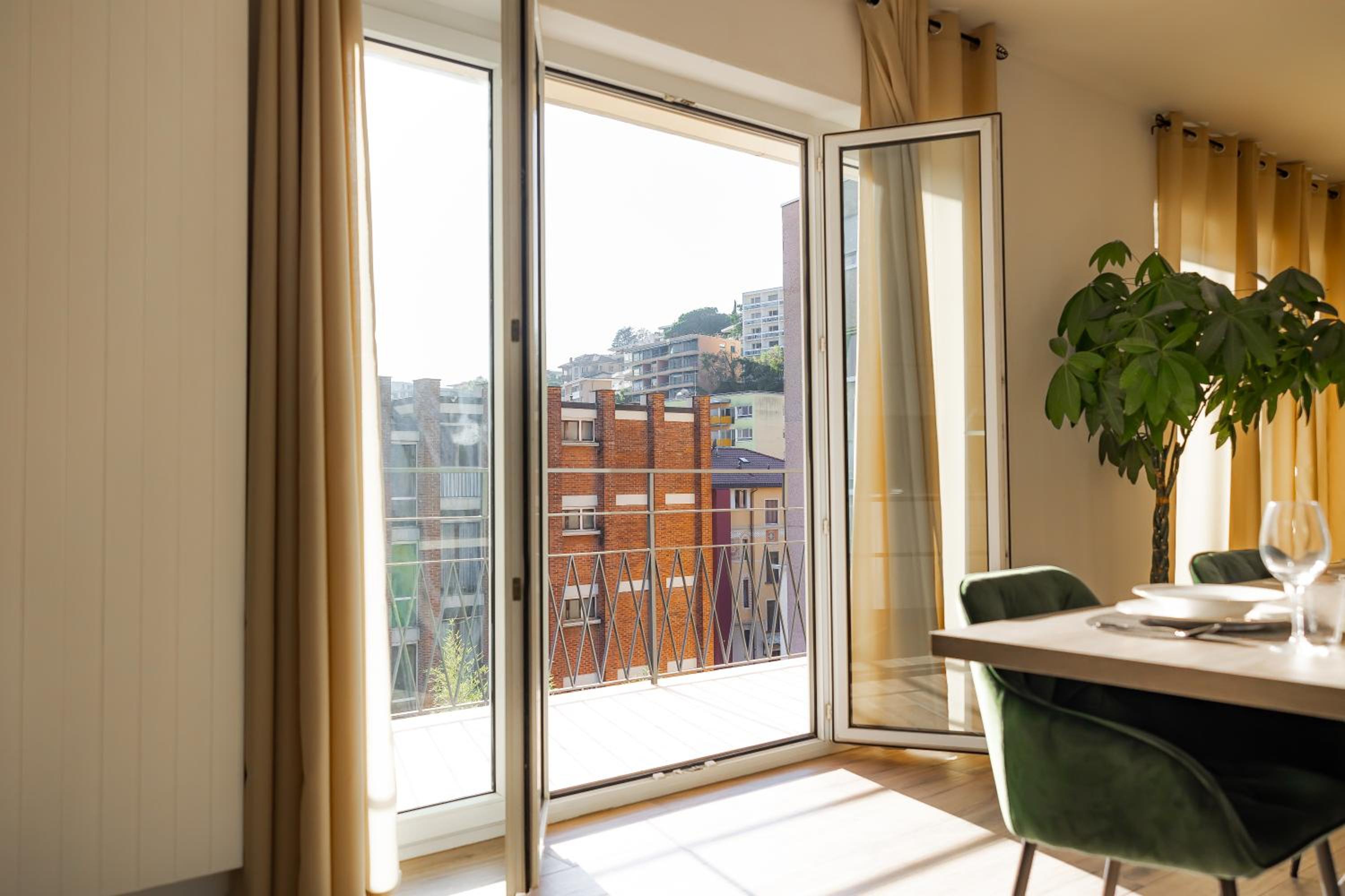 Deluxe Central Apartment Large - Free Parking