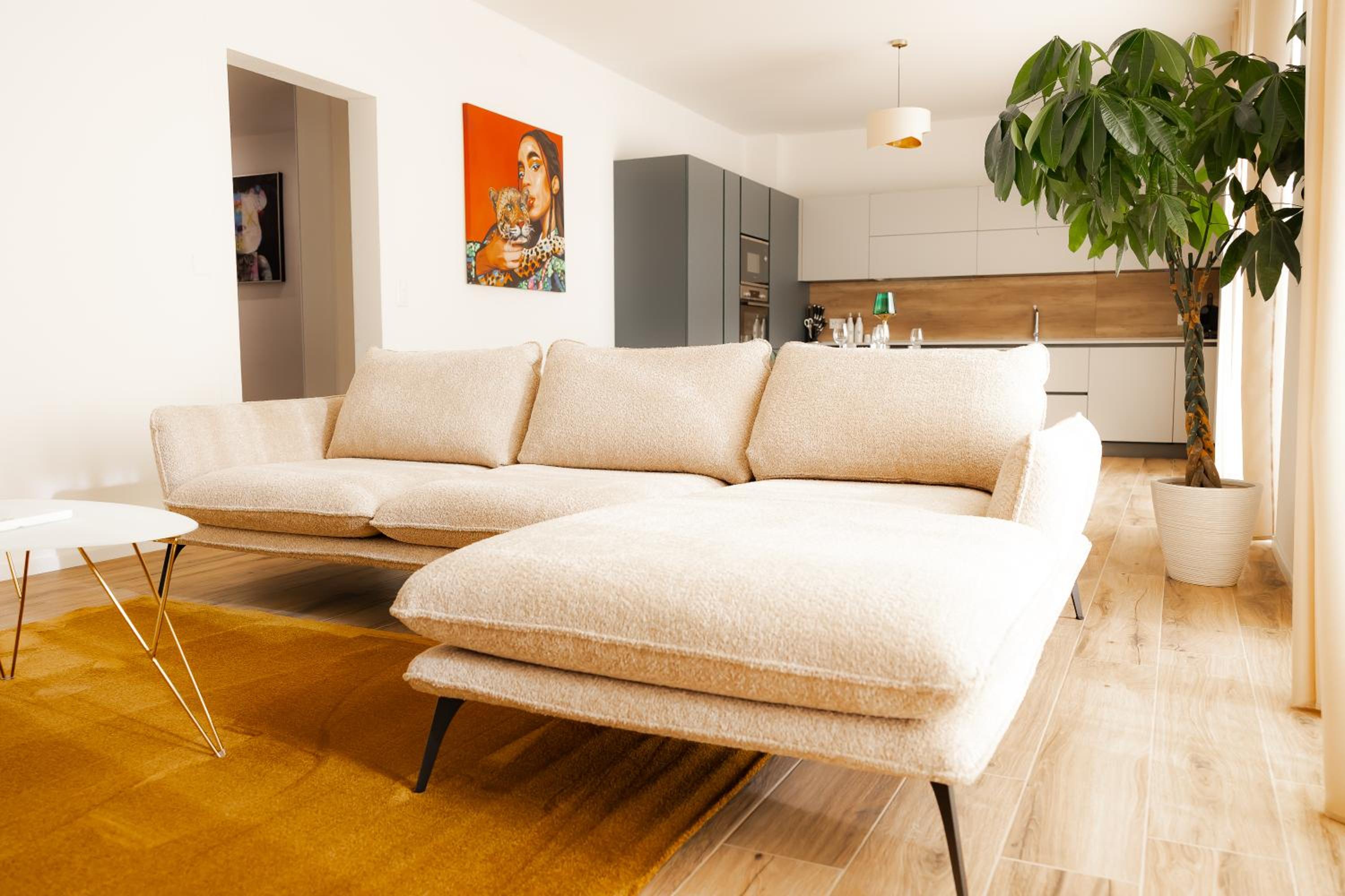 Deluxe Central Apartment Large - Free Parking