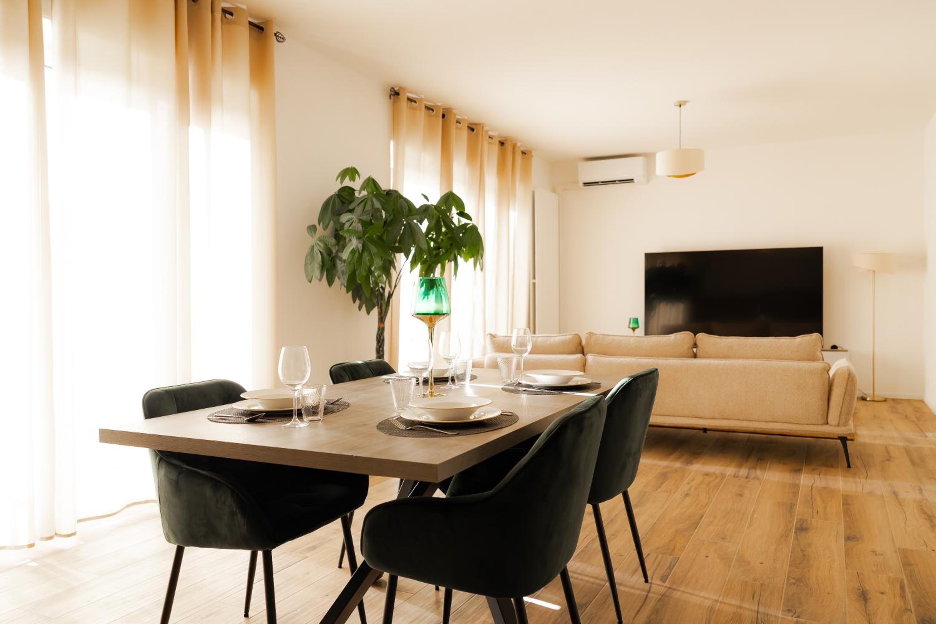 Deluxe Central Apartment Large - Free Parking