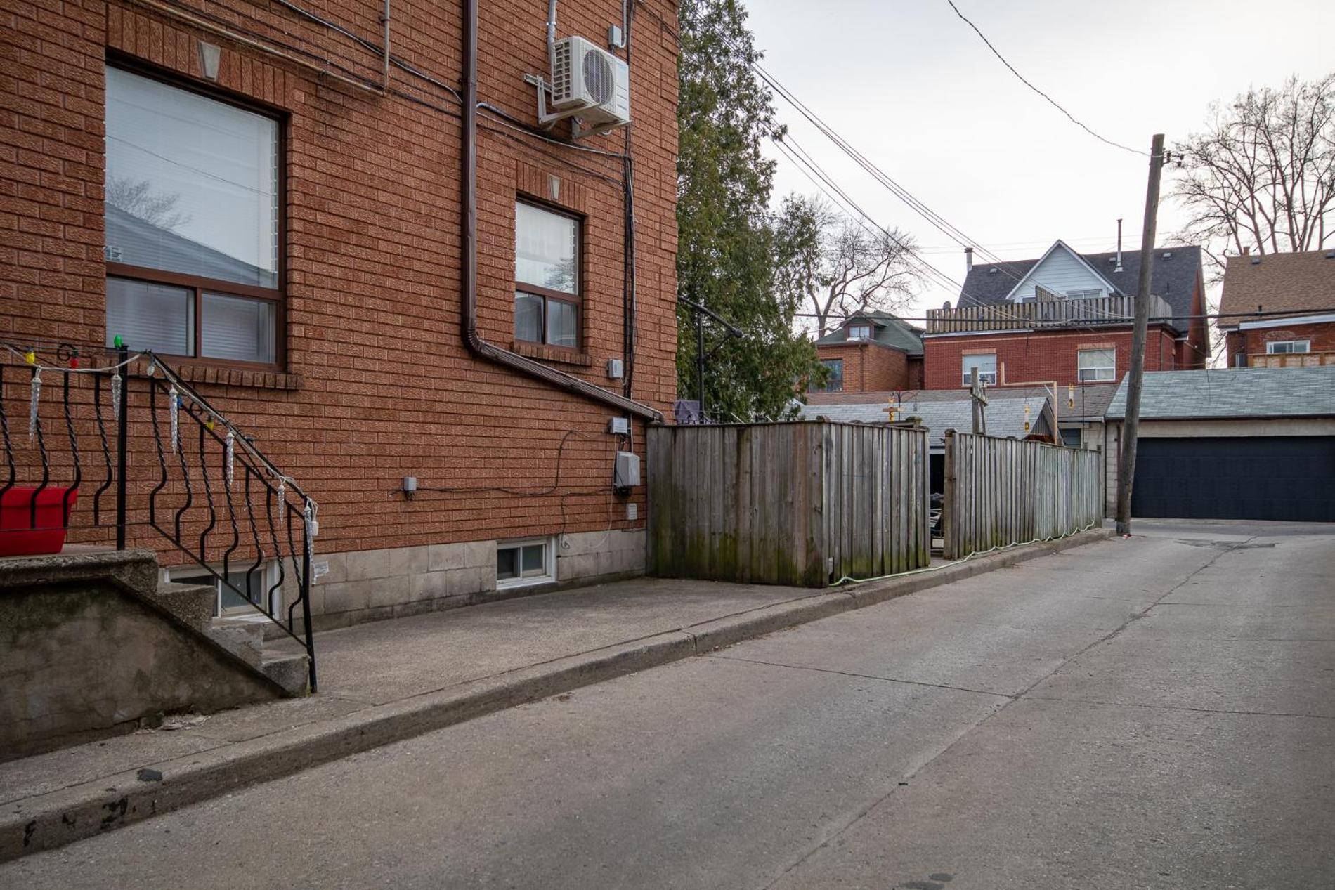 Cozy Home In Downtown Toronto!