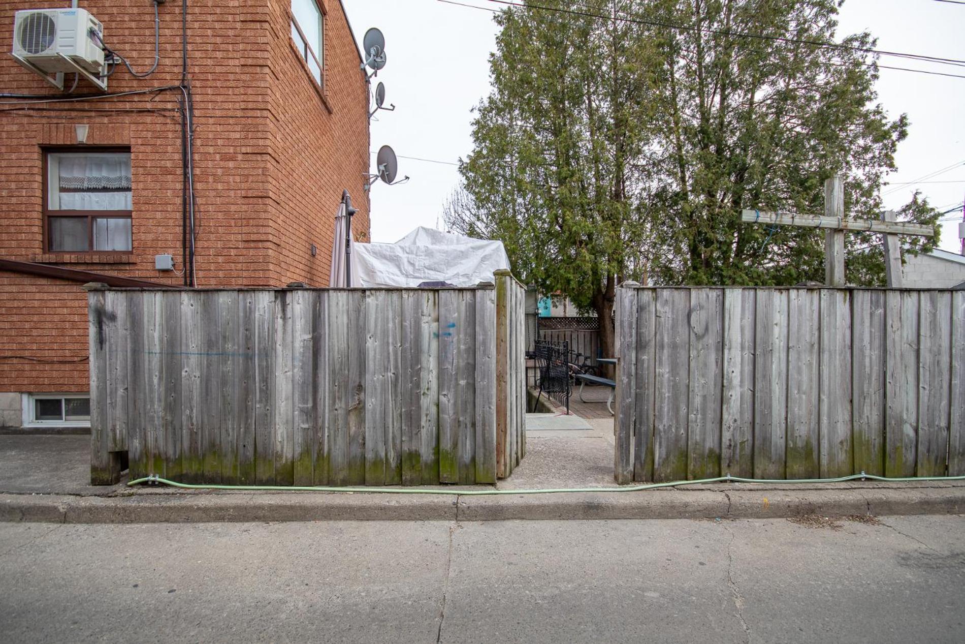 Cozy Home In Downtown Toronto!