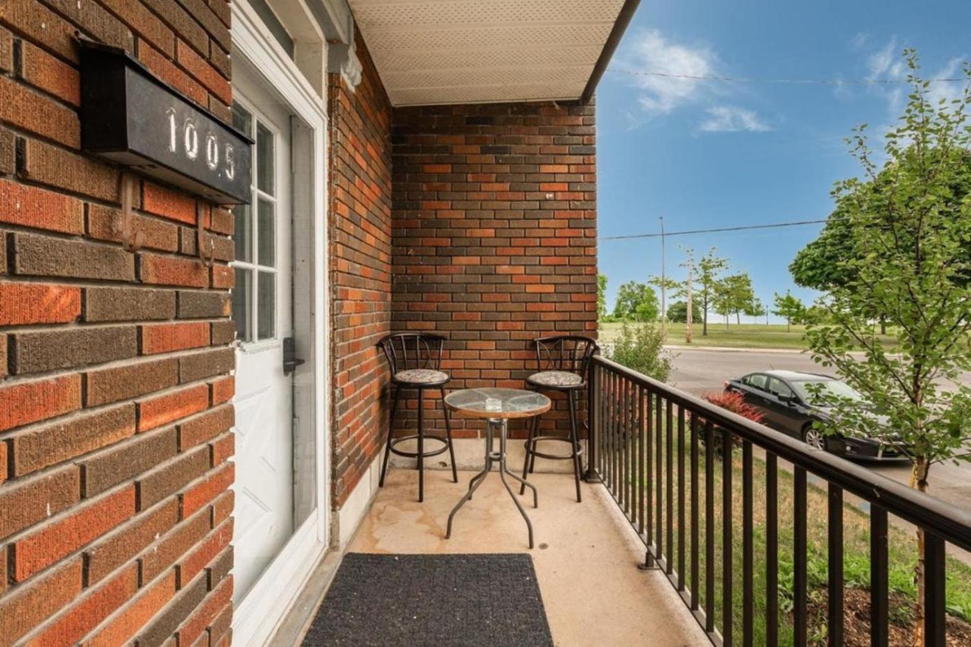 2 Bedroom apartment near St Lawrence River - 1005