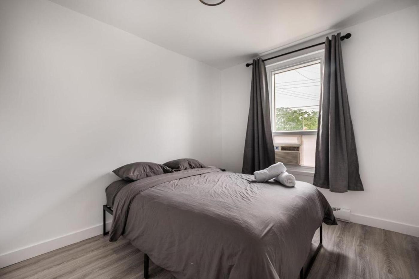 2 Bedroom apartment near St Lawrence River - 1005
