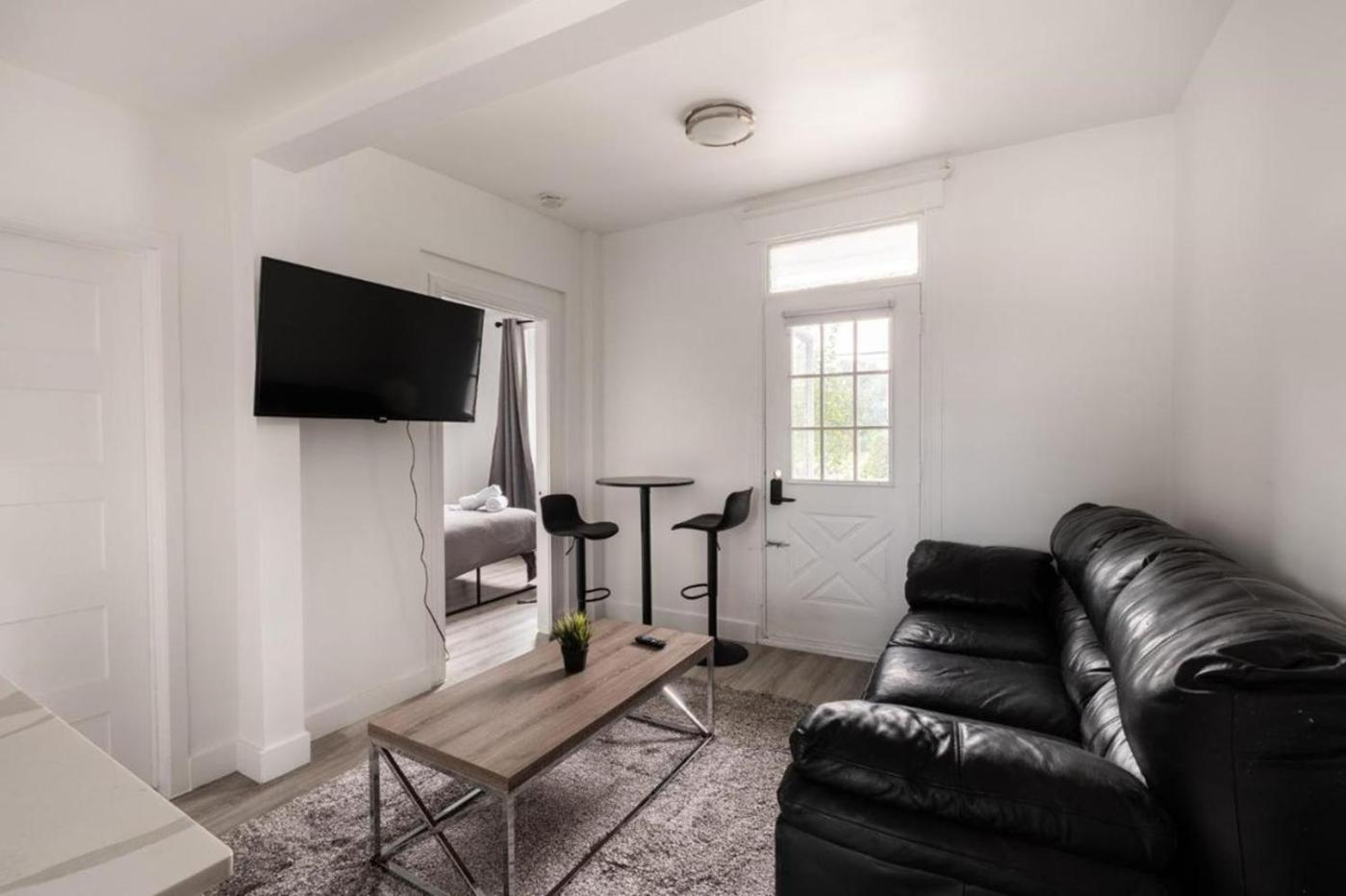 2 Bedroom apartment near St Lawrence River - 1005