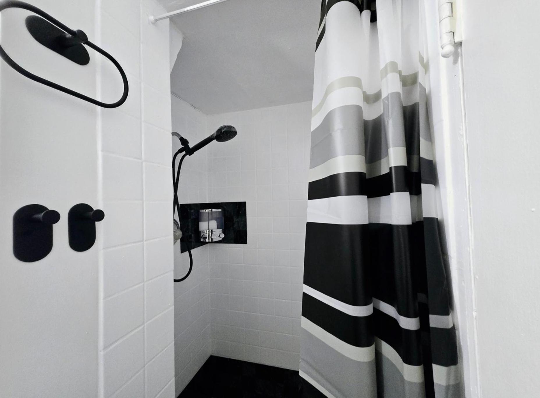 Private Cozy 1Br Basement Suite Perfect for Couple! With Date Bar for 2! Self Check-in, Private Parking