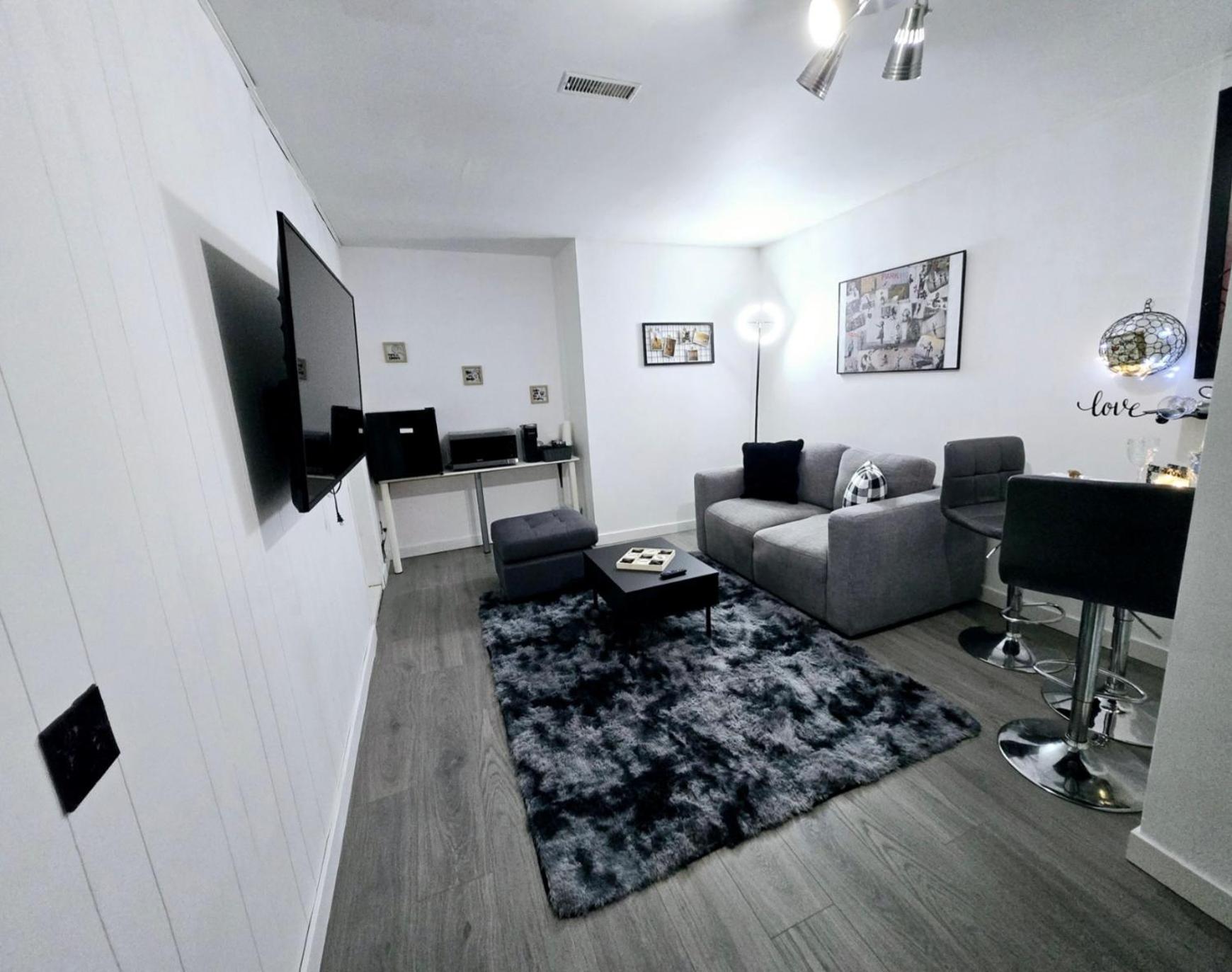 Private Cozy 1Br Basement Suite Perfect for Couple! With Date Bar for 2! Self Check-in, Private Parking