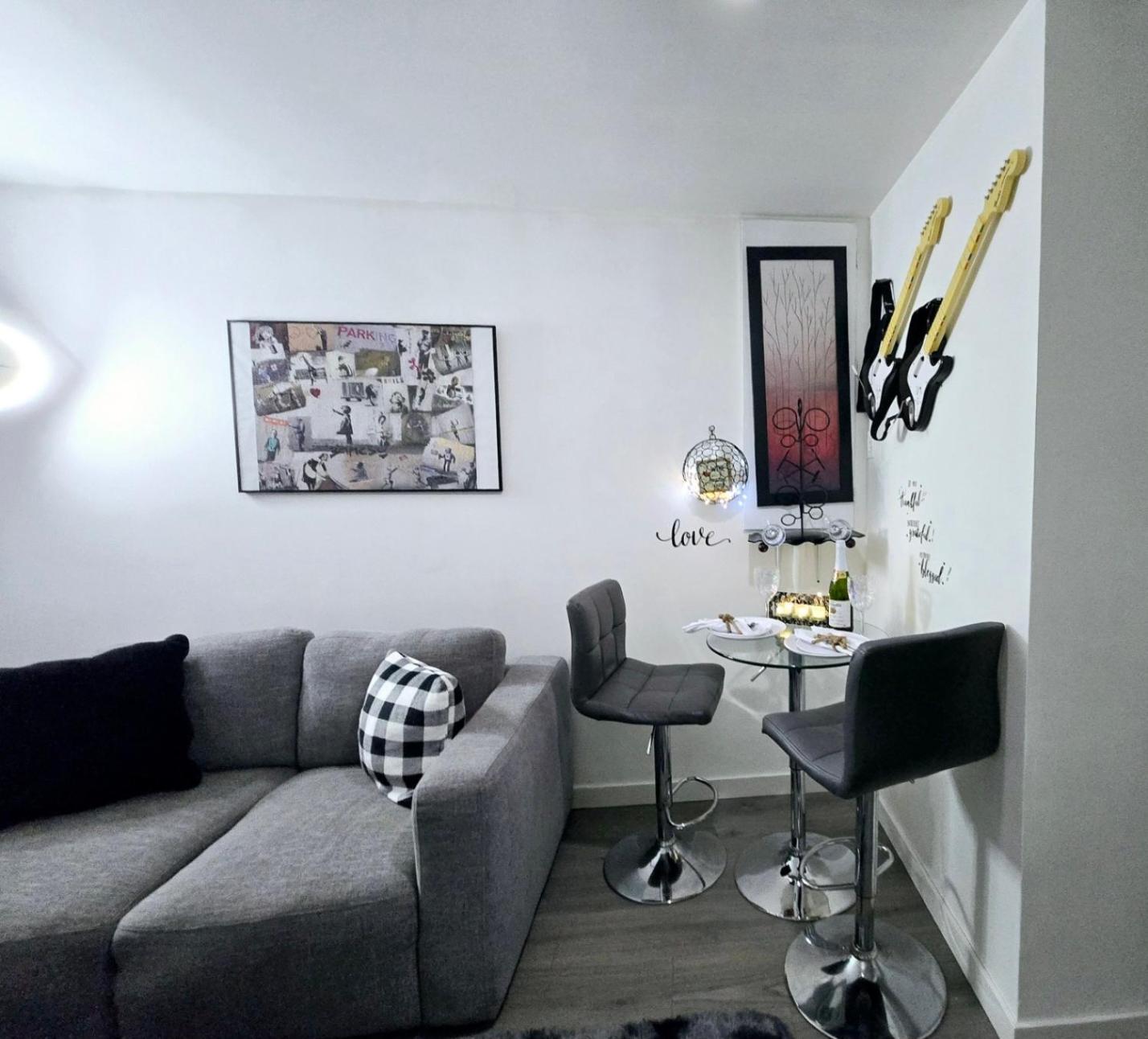 Private Cozy 1Br Basement Suite Perfect for Couple! With Date Bar for 2! Self Check-in, Private Parking