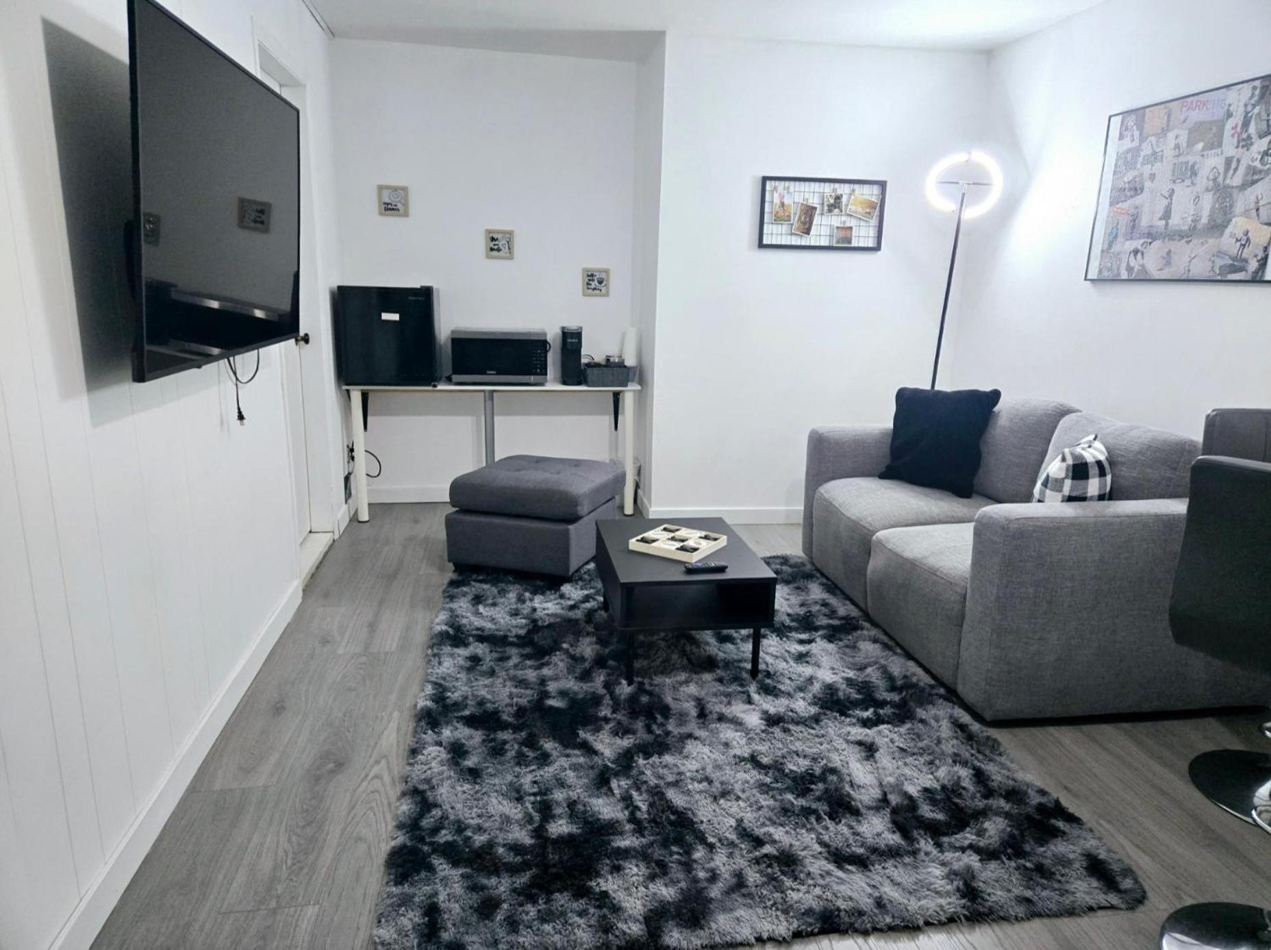Private Cozy 1Br Basement Suite Perfect for Couple! With Date Bar for 2! Self Check-in, Private Parking