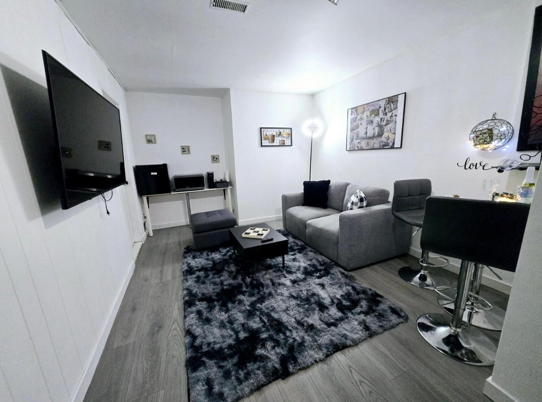 Private Cozy 1Br Basement Suite Perfect for Couple! With Date Bar for 2! Self Check-in, Private Parking