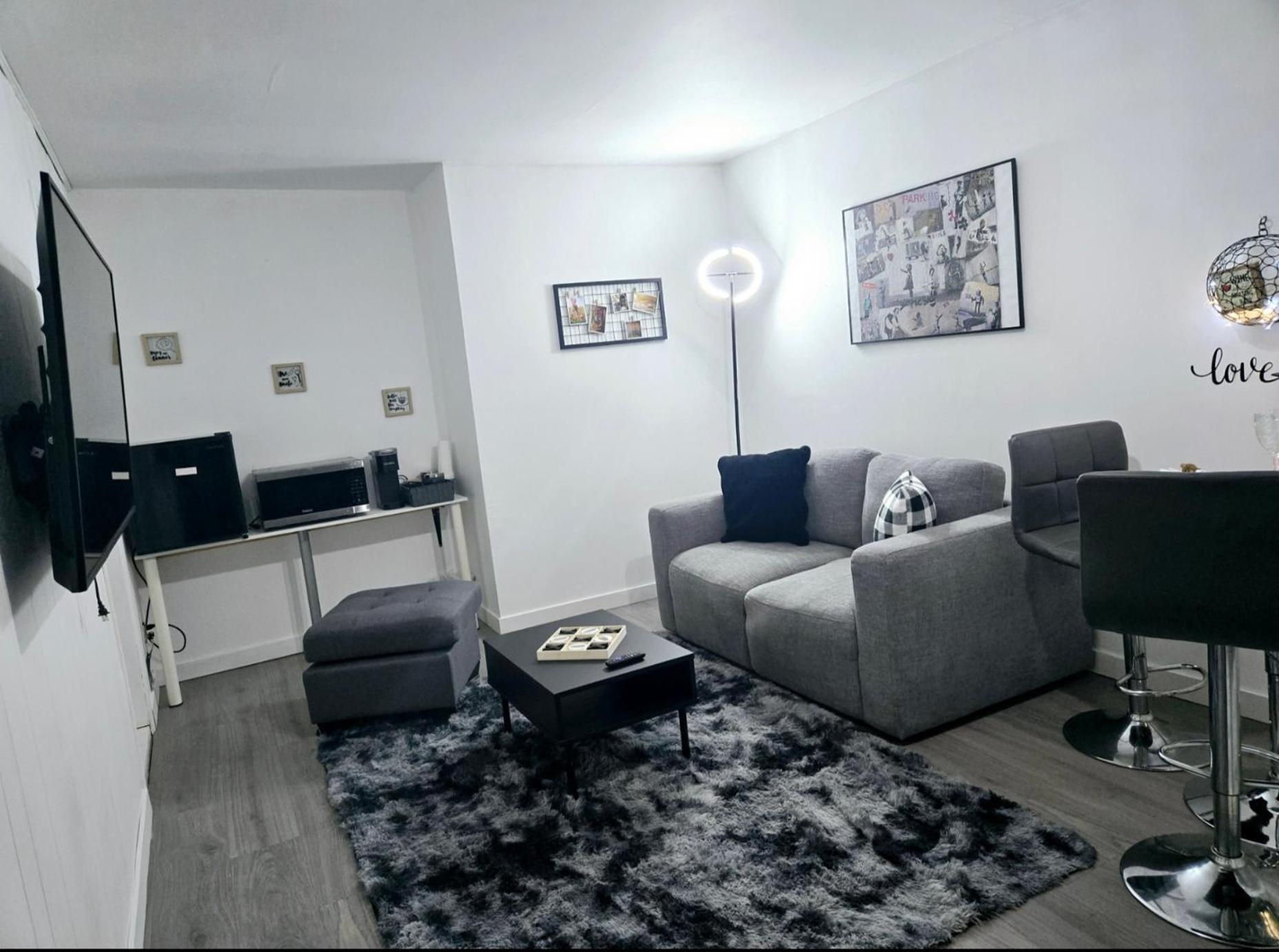 Private Cozy 1Br Basement Suite Perfect for Couple! With Date Bar for 2! Self Check-in, Private Parking