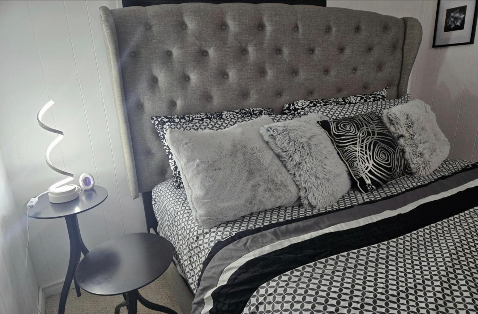 Private Cozy 1Br Basement Suite Perfect for Couple! With Date Bar for 2! Self Check-in, Private Parking