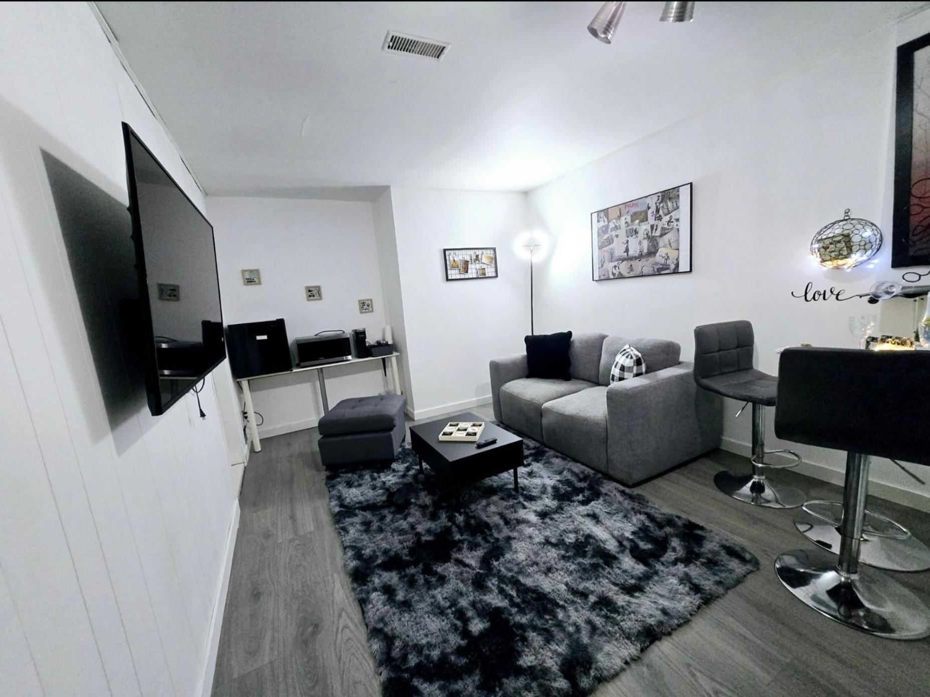 Private Cozy 1Br Basement Suite Perfect for Couple! With Date Bar for 2! Self Check-in, Private Parking