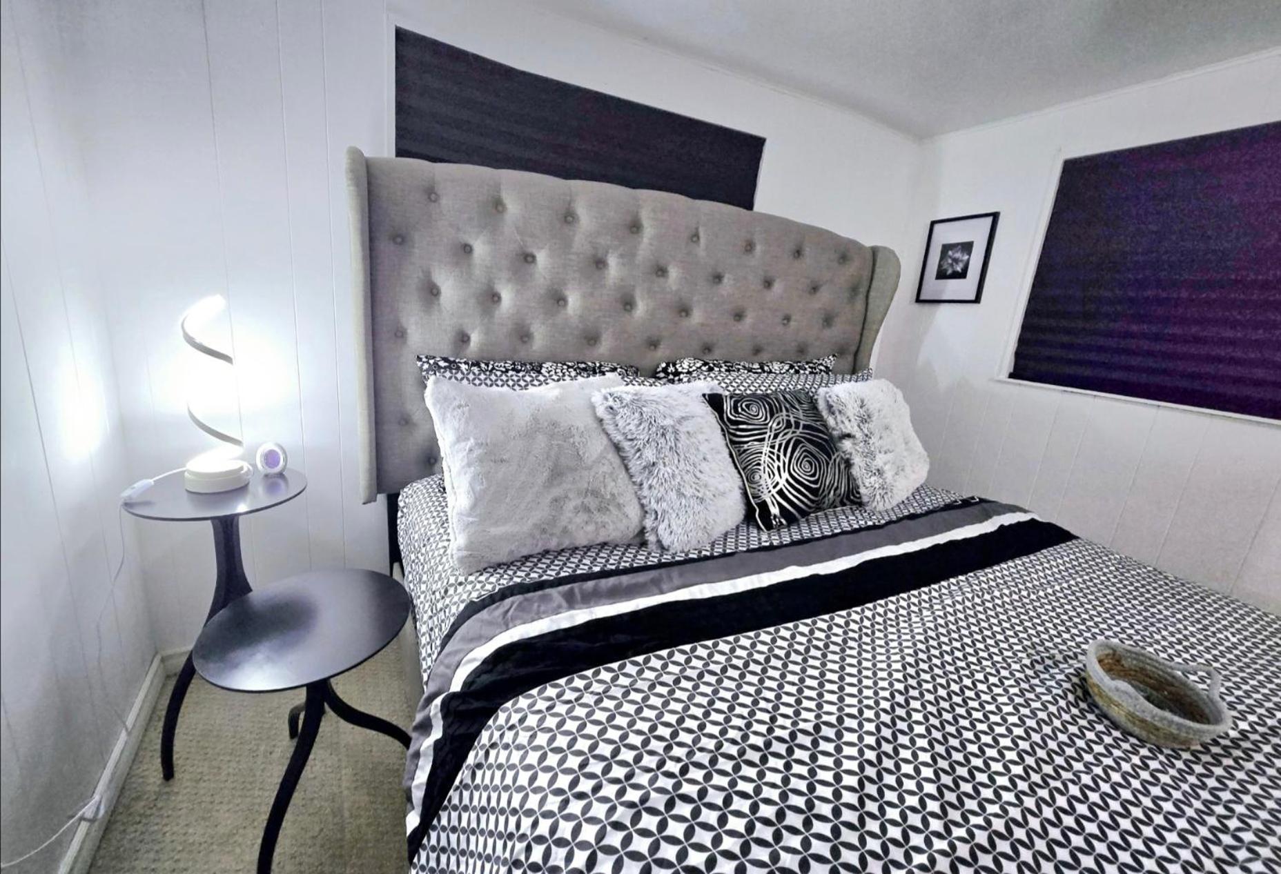 Private Cozy 1Br Basement Suite Perfect for Couple! With Date Bar for 2! Self Check-in, Private Parking