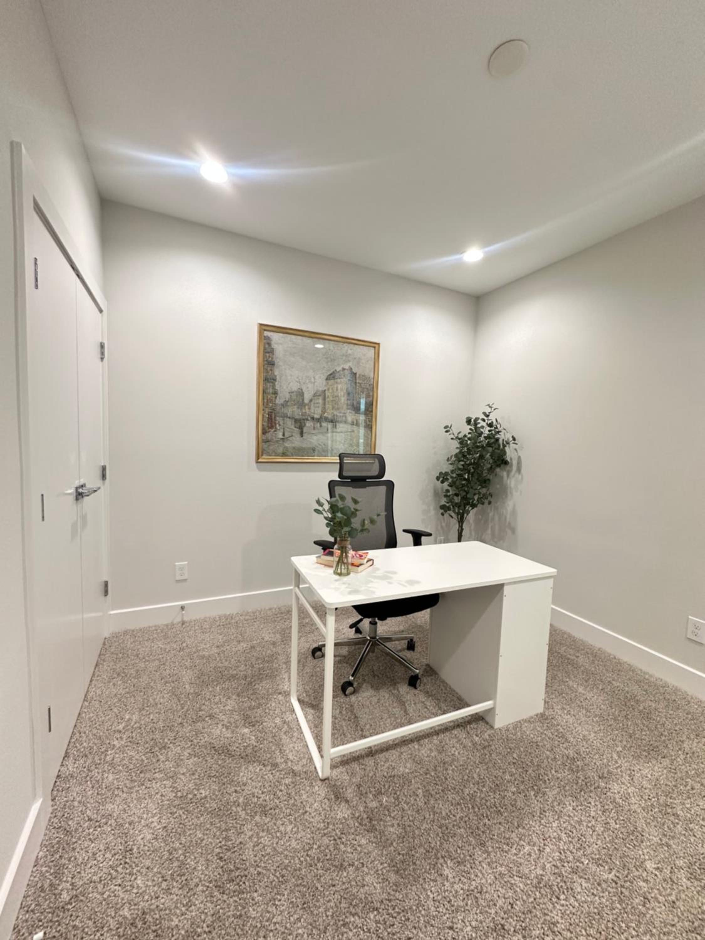 Work n Relax Heights Private Suite with Office view 4